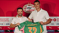 esk brank Matj Kov (vpravo) po podpisu smlouvy v PSV Eindhoven.