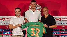 �eský branká� Mat�j Ková� (uprost�ed) po podpisu smlouvy v PSV Eindhoven.