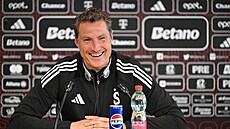 Vysmátý sparanský kou Brian Priske na pedsezonní tiskové konferenci.
