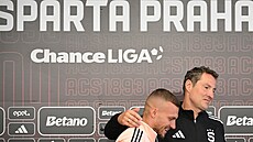 Sparanský kou Brian Priske na pedsezonní tiskové konferenci objímá nového...