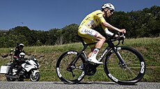 Tadej Pogaar lape bhem nároné horské asovky ve 13. etap Tour de France.