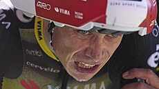 Vyerpaný Jonas Vingeggard dojídí do cíle nároné horské asovky ve 13. etap...