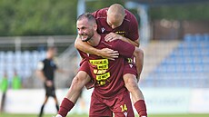 Pavel Moulis a Tomá� Vondrá�ek slaví gól Ústí nad Labem proti Jihlav�.