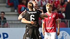 Karel Spá�il (�elem) slaví sv�j premiérový gól v plze�ském dresu. Prosadil se v...