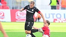 Pardubický stoper Mikulá Konený skluzem zastavuje plzeského Matje Vydru.