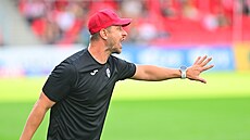 Pardubický kou David Stihavka udílí pokyny svým svencm bhem utkání s...