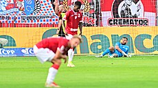 Zklamaní pardubití fotbalisté po inkasované brance v utkání s Plzní.