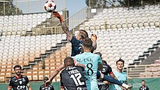 Momentka z pípravného zápasu Slask Wroclaw - Pardubice (v erném)