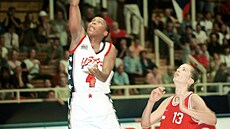 Americká basketbalistka Cappie Poindexterová zakonuje na eský ko v...
