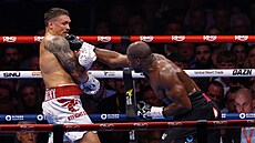 Daniel Dubois (vpravo) a Oleksandr Usyk v boji o mistra svta tké váhy