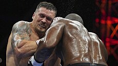 Daniel Dubois (vpravo) a Oleksandr Usyk v boji o mistra svta tké váhy