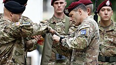 Velitel americké armády v Evrop a Africe generál Christopher T. Donahue. (13....