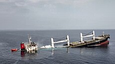 Jemen�tí povstalci Húsíové pravd�podobn� zadr�ují �est osob z 22�lenné posádky...