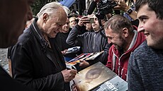 Stellan Skarsg&#229;rd se poctiv podepisoval fanoukm (10. ervence 2025).