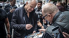 Stellan Skarsg&#229;rd se ped Puppem poctiv podepisoval ekajícím fanoukm...