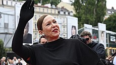 Zuzana Stivínová na erveném koberci závreného ceremoniálu festivalu (12....