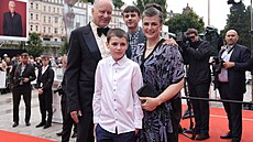 Stellan Skarsg&#229;rd s rodinou na erveném koberci závreného veera (12....