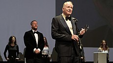 Stellan Skarsgård p�ebírá K�i��álový glóbus za mimo�ádný um�lecký p�ínos...