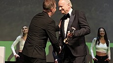 Re�isér Miro Remo p�ebírá hlavní cenu od �védské legendy Stellana...