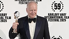Stellan Skarsgård hrd� ukazuje K�i��álový glóbus za mimo�ádný um�lecký...