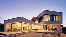 Hliníkové dve�e ani po letech neztrácejí nic ze svého vzhledu ani funk�nosti.