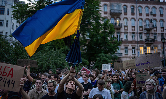 Kyjev. Protesty proti novému zákonu, který omezuje nezávislost protikorup�ní...