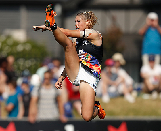 Australská sportovkyn Tayla Harrisová pi svém slavném kopu (bezen 2019)