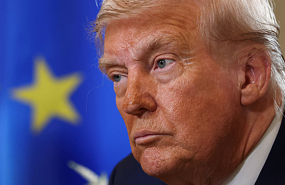 Turnberry, Skotsko. Americký prezident Donald Trump a p�edsedkyn� EK Ursula von...