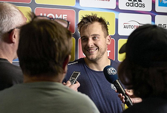 Hokejový útoník Ondej Procházka pi rozhovoru s novinái po prvním tréninku...