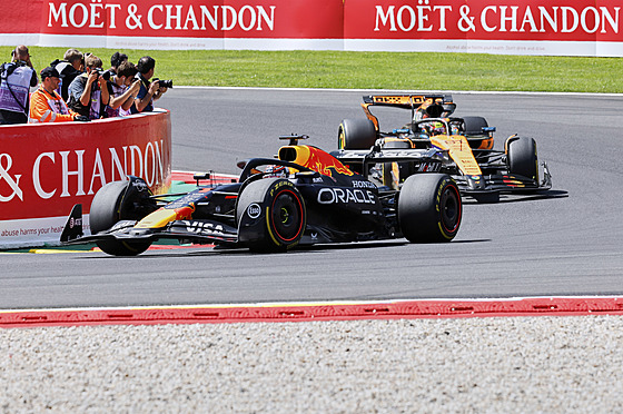 Max Verstappen v zatáce pi sprintu ve Velké cen Belgie.