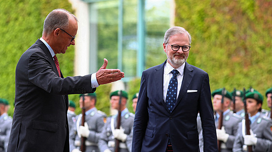 Premiér p�ed odletem na zahrani�ní cestu.