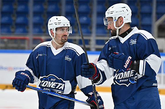Útoník Jakub Flek (vlevo) na prvním tréninku Komety Brno na led v nové...