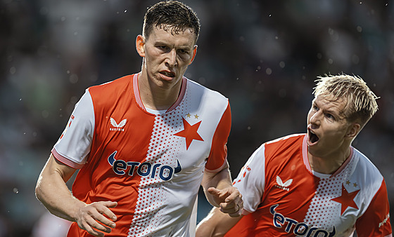 Luká Provod (vlevo) ze Slavie slaví gól v utkání proti Bohemians se...