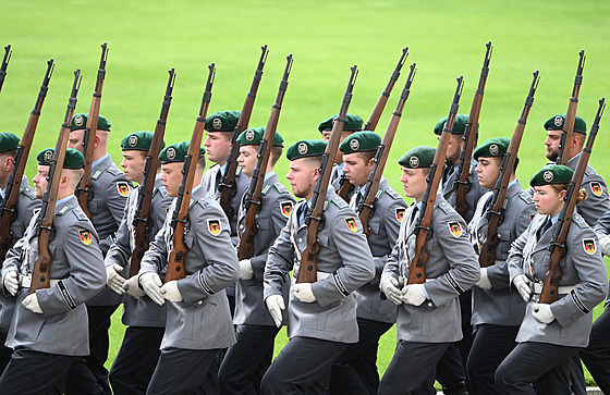 Vojáci Bundeswehru pochodují b�hem vojenské ceremonie p�ed palácem Bellevue v...