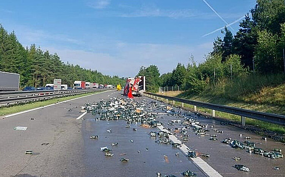 Náklad z havarovaného kamionu se rozsypal po dálnici.