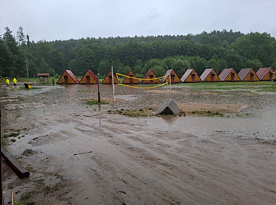Kvli vysoké hladin erného potoka ve Velké Krai na Jesenicku hasii...