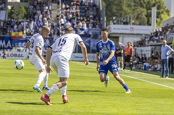 Dominik Janoek (v modrém) v zápase proti Slovácku.