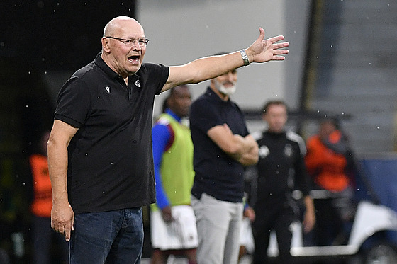 Plzeský trenér Miroslav Koubek udluje pokyny hrám.