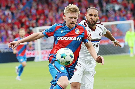 Pavel ulc se snaí uniknout z dosahu enevského obránce.
