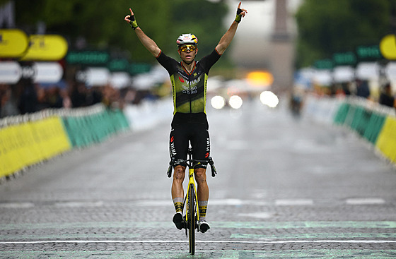 Wout van Aert se raduje z vítzství v poslední etap Tour de France.