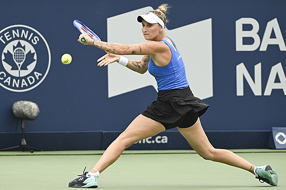 Markéta Vondrou�ová v akci v prvním kole turnaje v Montrealu.