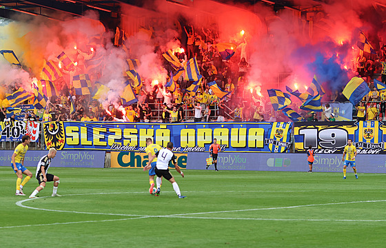 Opavtí fanouci jsou po deseti msících znovu ve svém kotli na stadionu v...