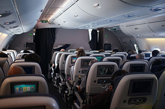 Cestující v letadle Airbus A380 spolenosti British Airways letícího z Dubaje...