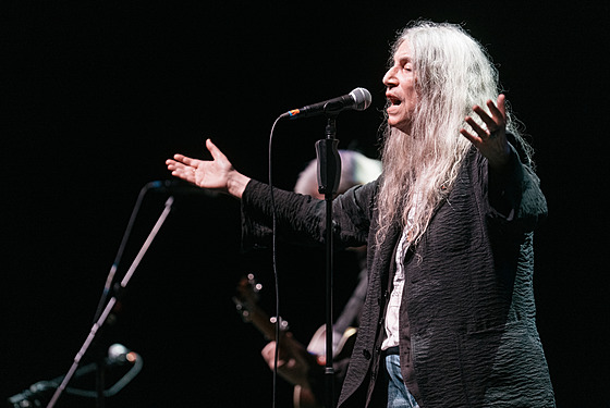 Koncert zpvaky Patti Smith ve Foru Karlín (19. ervence 2025, Praha).