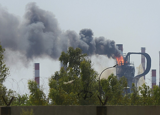 Poár v ropné rafinerii ve mst Ábádán na jihu Íránu. (19. ervence 2025)