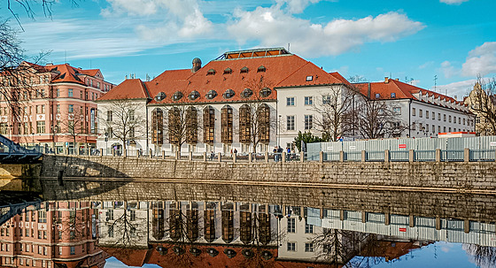 Jiho�eské divadlo stojí na b�ehu Mal�e v centru �eských Bud�jovic.