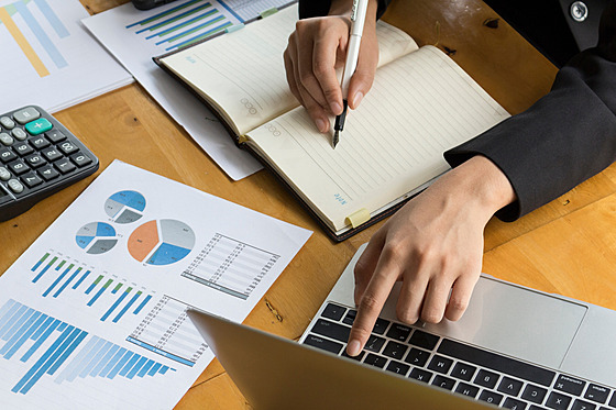 Barometr: Podle komorového barometru jednoho z pravidelných �et�ení Hospodá�ské...