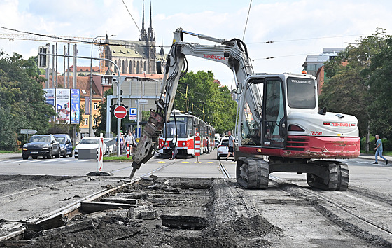 Silniái zaali vytrhávat koleje bývalé elezniní vleky v ulici Poíí...