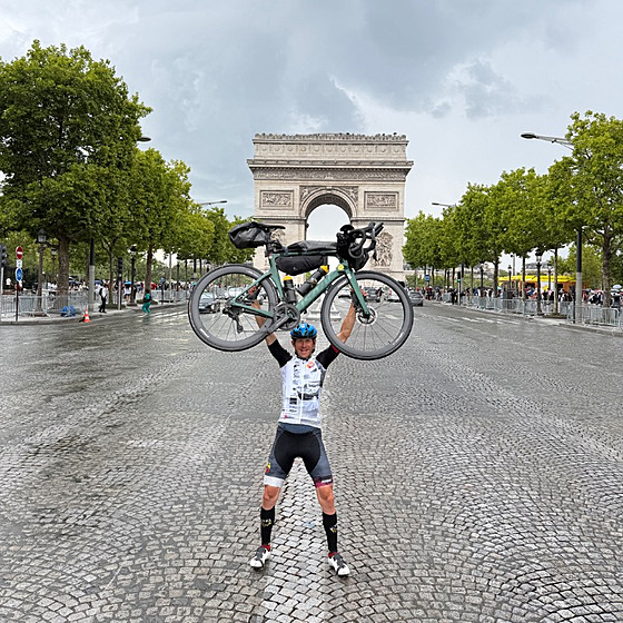 Cyklista Daniel Polman ujel pes 6000 kilometr dlouhou trasu Ultra Tour (25....
