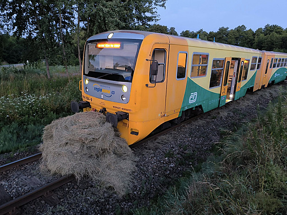 Ve vlaku, který ve tvrtek ráno na Frýdlantsku narazil do balíku sena, cestoval jen strojvedoucí. 